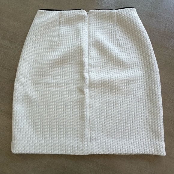 White House Black Market Textured White Pencil Skirt - Picture 5 of 7